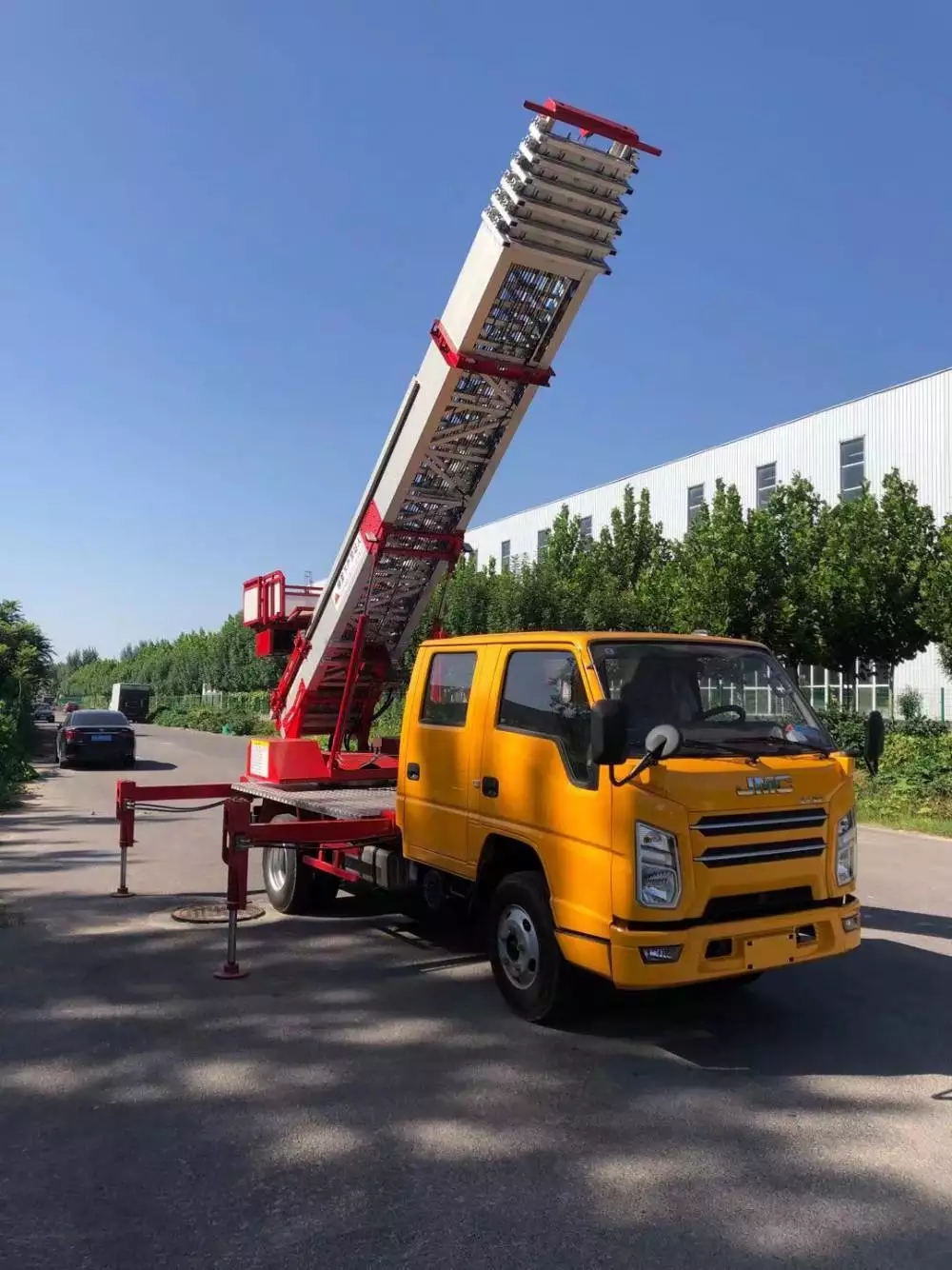 温州龙湾附近的云梯车出租服务：轻松解决高空作业需求